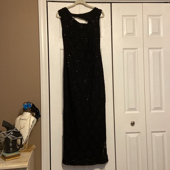 Black lace gown with scattered sequins size 6 - Picture 9 of 9